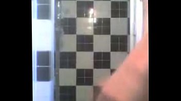 Rubia bailando en la ducha